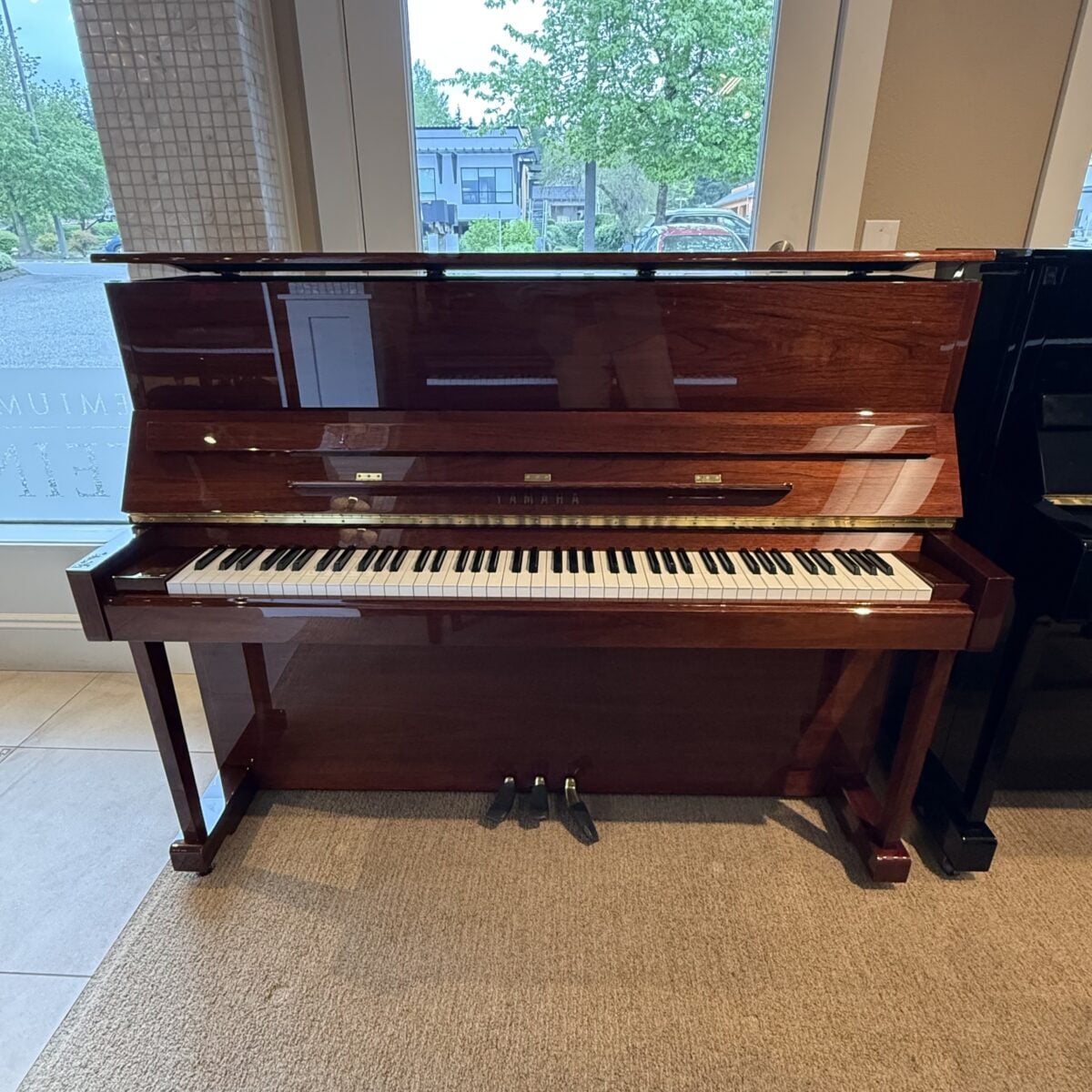 Yamaha U1 upright piano in polished mahogany finish, featuring responsive keys and high-quality craftsmanship for superior sound.