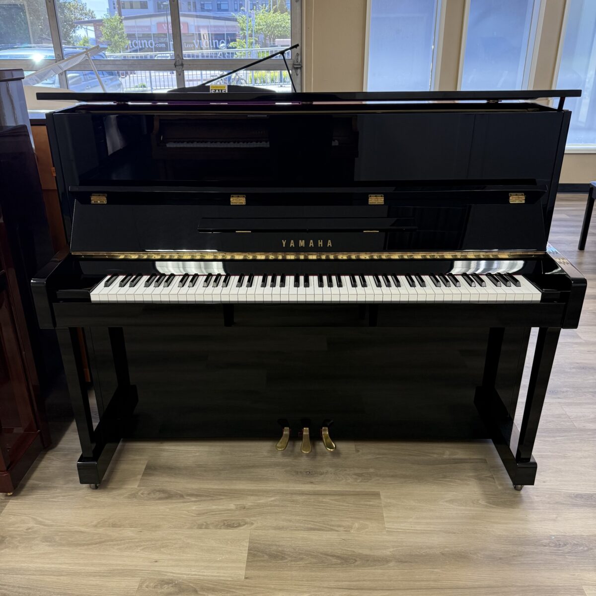 Yamaha U1 upright piano in polished ebony finish, featuring an expert craftsmanship and responsive touch for superior performance.